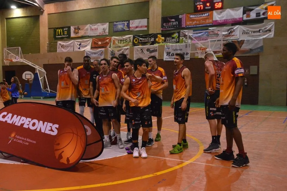 Foto 6 - El Aquimisa Carbajosa levanta la Copa EBA tras derrotar a La Flecha (77-58)