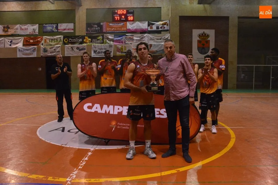 Foto 5 - El Aquimisa Carbajosa levanta la Copa EBA tras derrotar a La Flecha (77-58)