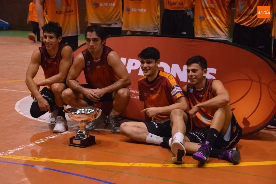Foto 2 - El Aquimisa Carbajosa levanta la Copa EBA tras derrotar a La Flecha (77-58)