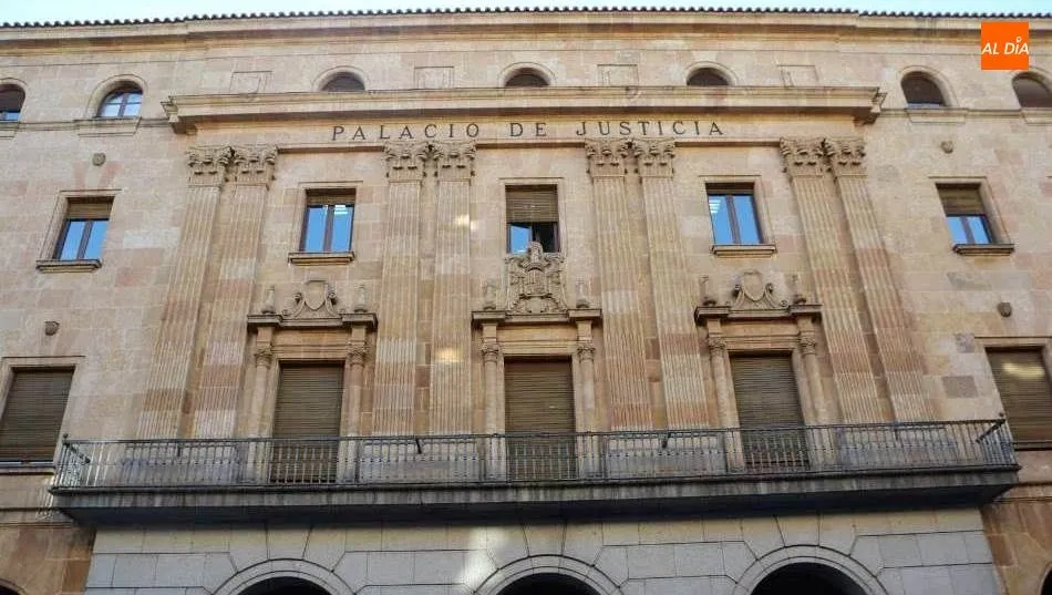 Foto 2 - Este viernes comienzan los trabajos para retirar el escudo franquista de la Audiencia Provincial