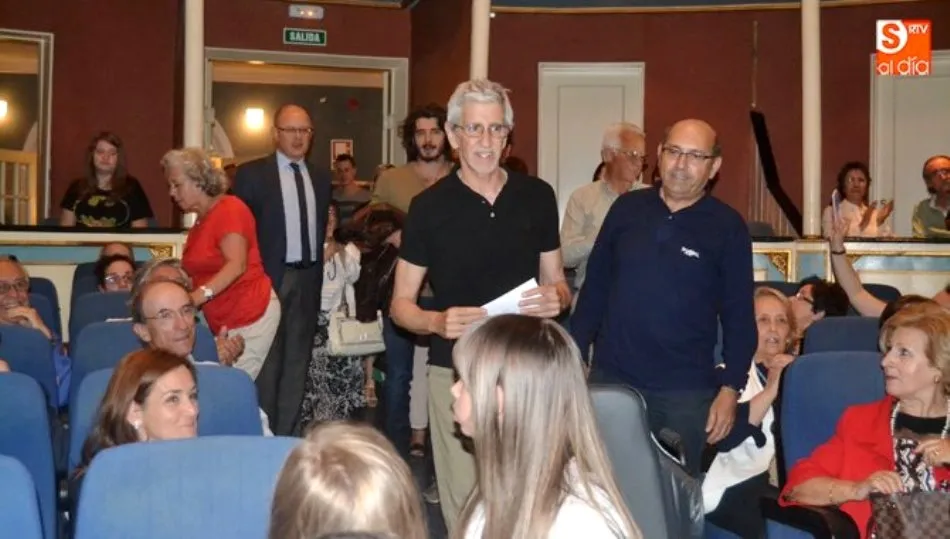 El cineasta salmantino Antonio Hernández, en el Teatro Cine Calderón de Peñaranda, su localidad natal