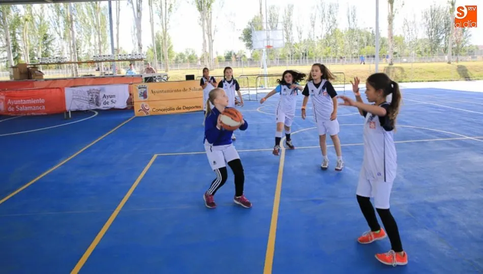 Grupo de chicas practica baloncesto en los juegos escolares / Archivo