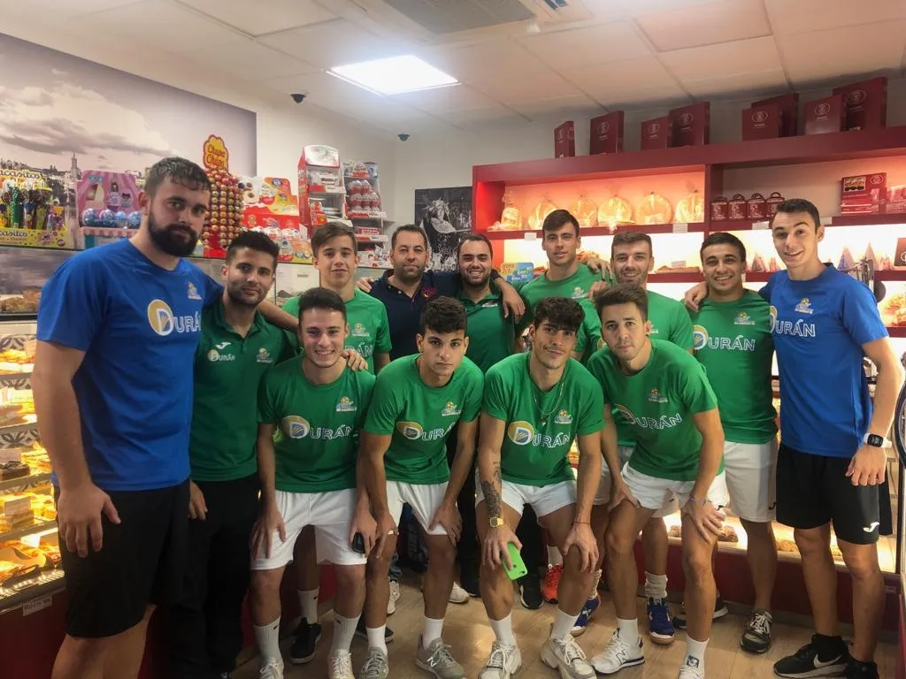 Visita de los jugadores del Piensos Durán Albense a una tienda de La Madrileña