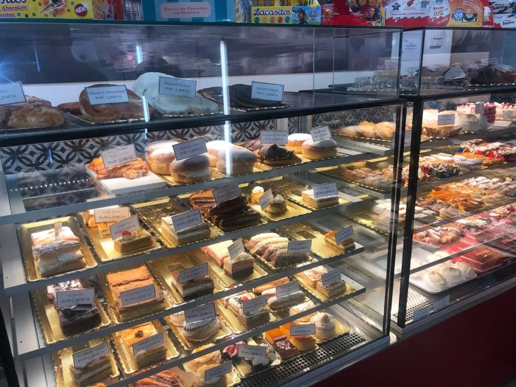 Foto 2 - El Piensos Dur&aacute;n Albense visita una de las tiendas de La Madrile&ntilde;a para agradecer su apoyo una...