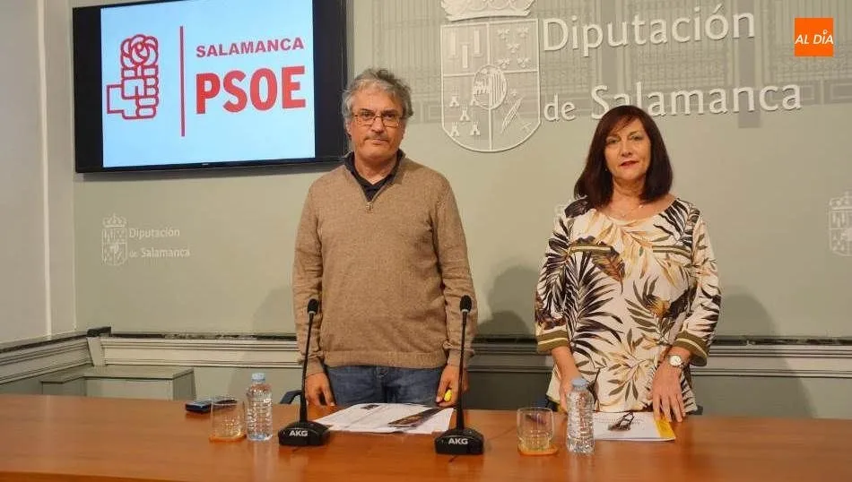 El portavoz del Grupo Socialista en la Diputación de Salamanca, Fernando Rubio, acompañado por la diputada provincial, Carmen Ávila. Foto de Lydia González