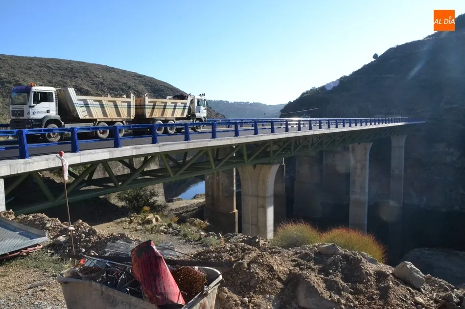 Foto 5 - Someten al nuevo puente del Risco de Martiago a las pruebas de carga  
