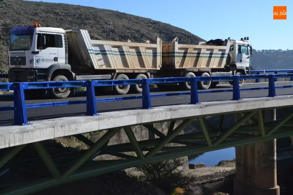Foto 3 - Someten al nuevo puente del Risco de Martiago a las pruebas de carga  