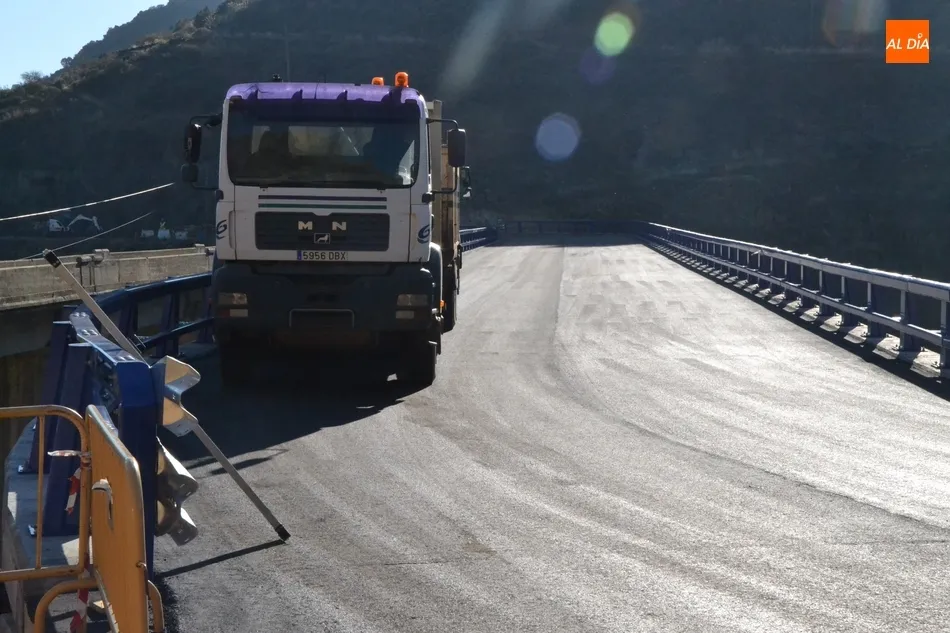 Foto 7 - Someten al nuevo puente del Risco de Martiago a las pruebas de carga  