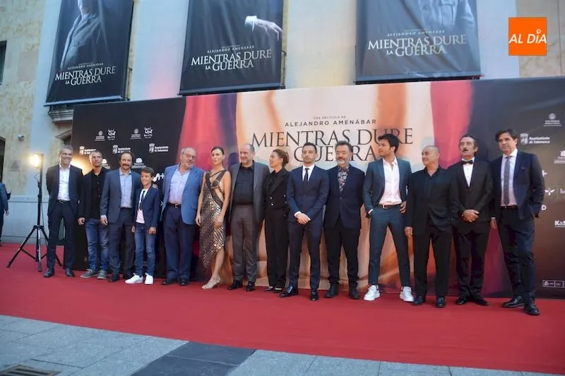 Director, productores, actores y actrices de Mientras dure la guerra posan en la alfombra roja / Lydia González