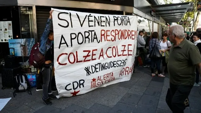 Pancarta a favor de los siete CDR enviados a prisión / Europa Press