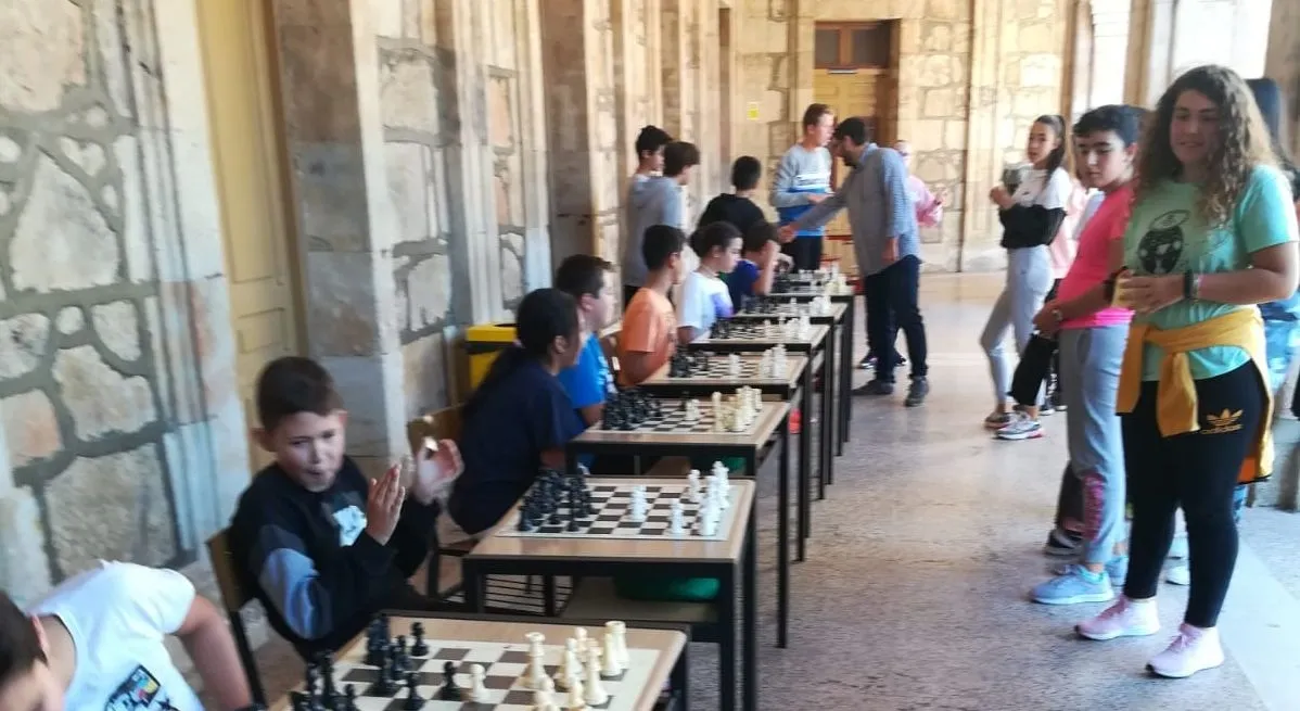 Partidas simultáneas disputadas a la vez por los alumnos y Amador González De la Nava