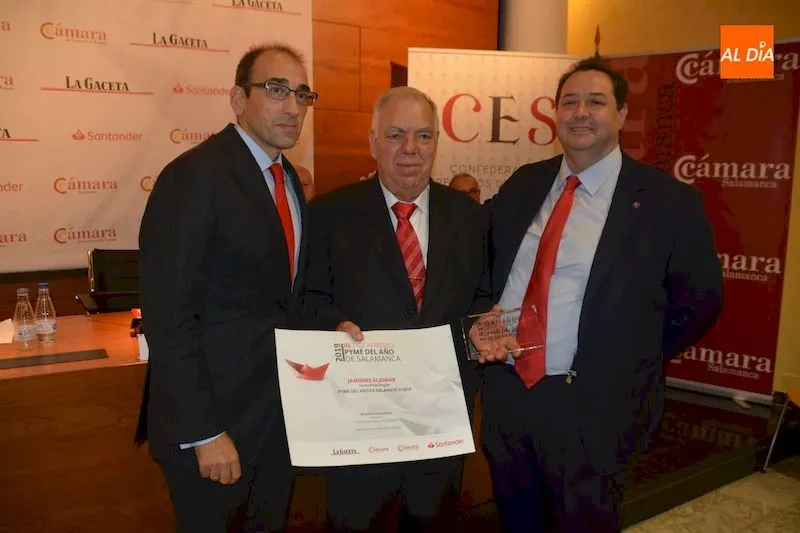 Entrega del premio al representante de Jamones Aljomar / Lydia González