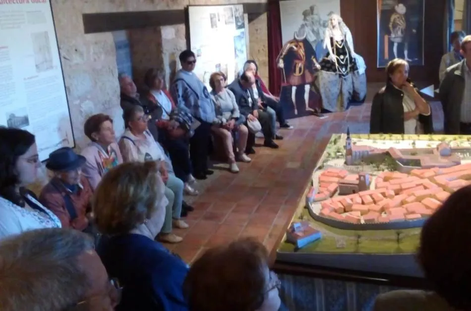 Foto 3 - Un nutrido grupo de mirobrigenses descubre Las Edades del Hombre de Lerma  