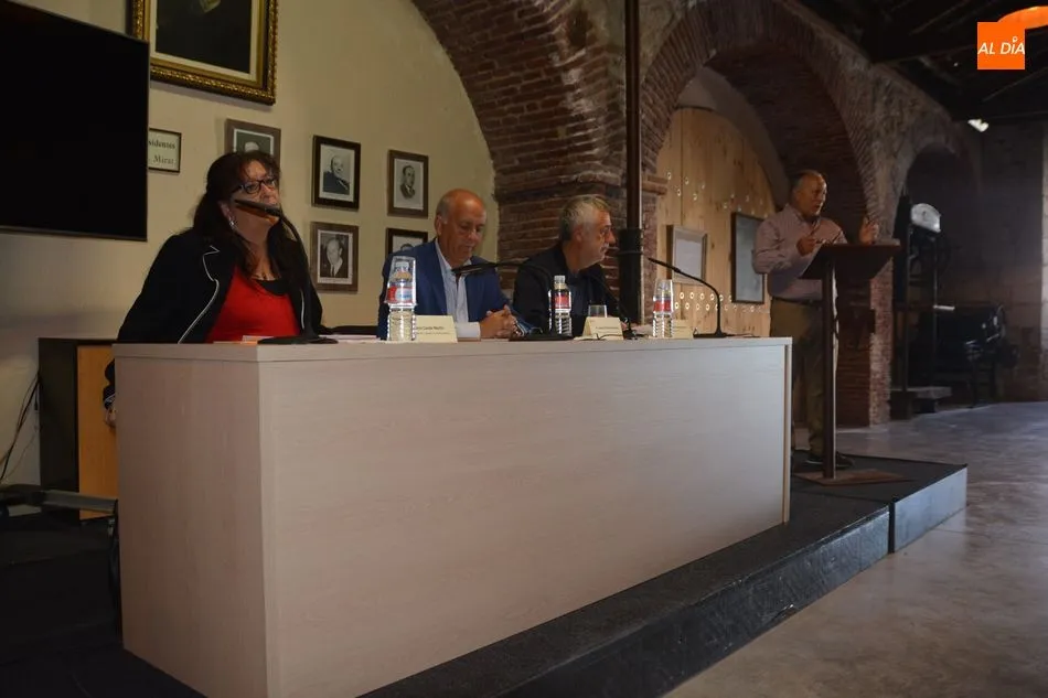 Foto 11 - Joaqu&iacute;n Merch&aacute;n, Agust&iacute;n Prieto y Leonor Conde participan en una charla coloquio organizada por...