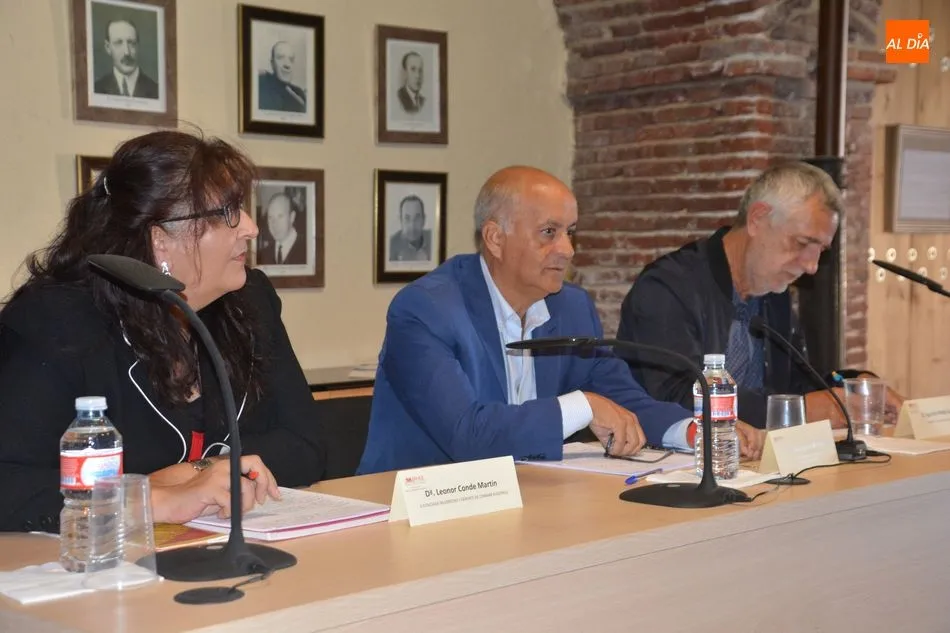 Foto 4 - Joaqu&iacute;n Merch&aacute;n, Agust&iacute;n Prieto y Leonor Conde participan en una charla coloquio organizada por...