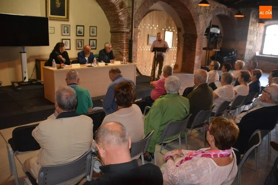 Foto 2 - Joaqu&iacute;n Merch&aacute;n, Agust&iacute;n Prieto y Leonor Conde participan en una charla coloquio organizada por...