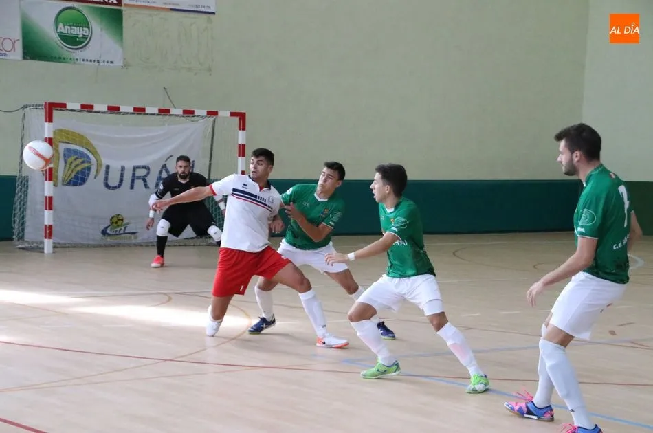 Acción del partido entre el Piensos Durán Albense y el Puertas Deyma
