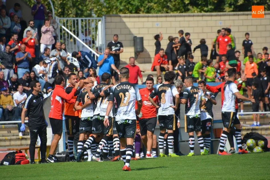 Los jugadores de Unionistas celebran el gol de Ribelles frente al Haro / Archivo