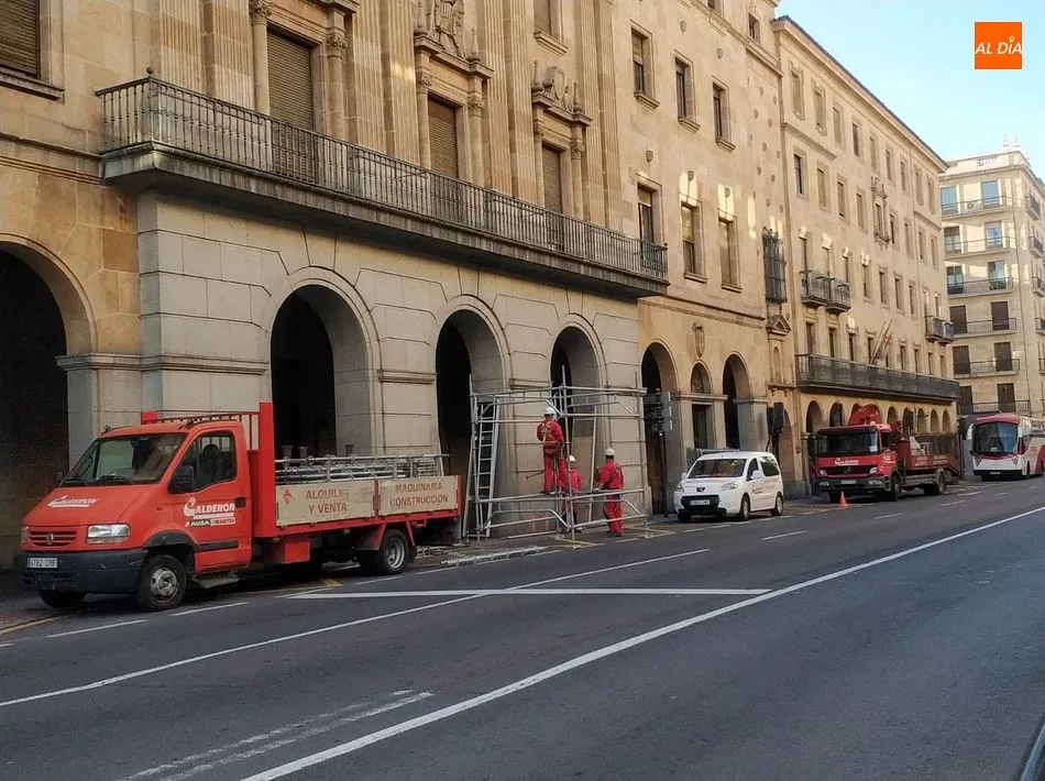 Foto 3 - Se instala el andamio para retirar el escudo Franquista de la Audiencia Provincial