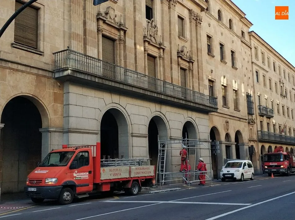 Foto 2 - Se instala el andamio para retirar el escudo Franquista de la Audiencia Provincial