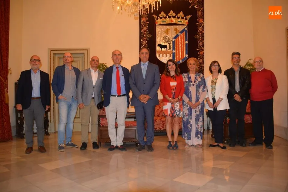 Foto de familia de los Premios de Novela y Poesía Ciudad de Salamanca con ganadores, autoridades y jurado