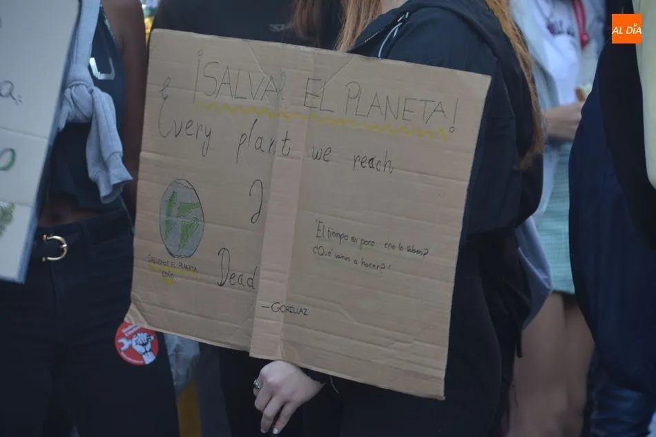 Foto 10 - Cientos de estudiantes salmantinos se manifiestan contra el cambio clim&aacute;tico