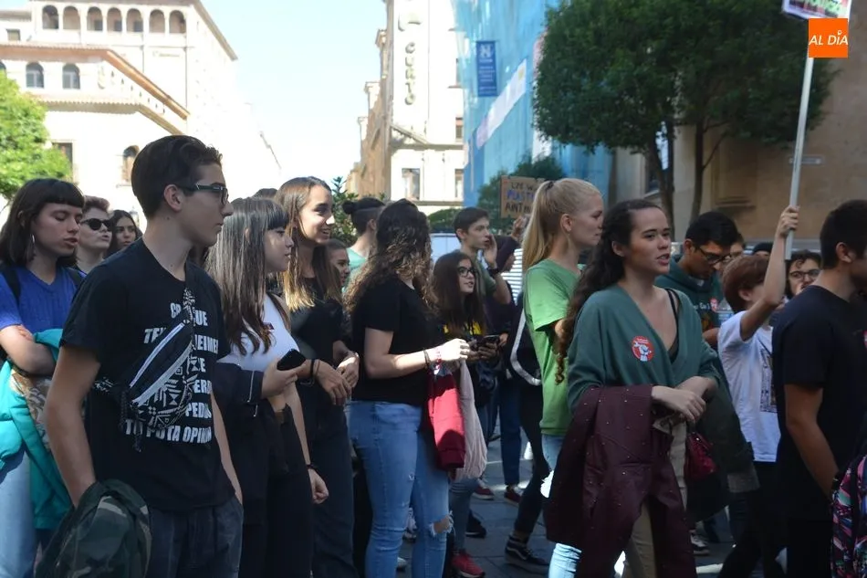 Foto 7 - Cientos de estudiantes salmantinos se manifiestan contra el cambio clim&aacute;tico