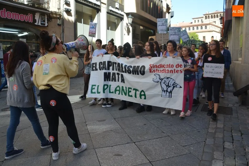 Foto 3 - Cientos de estudiantes salmantinos se manifiestan contra el cambio clim&aacute;tico