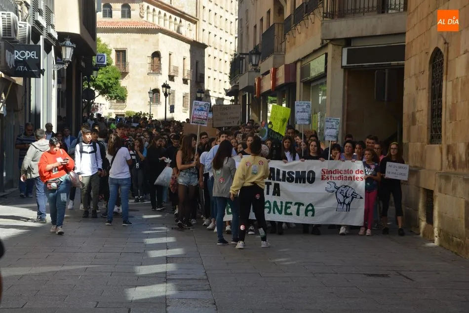 Foto 2 - Cientos de estudiantes salmantinos se manifiestan contra el cambio clim&aacute;tico