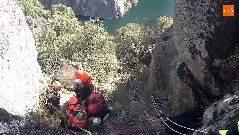Foto 11 - Los Bomberos de Lumbrales participan en un simulacro de rescate en el Parque Natural del Duero...