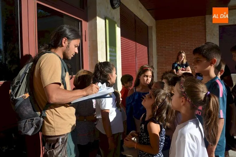 Los participantes en los juegos infantiles reciben instrucciones de los monitores / Lydia González