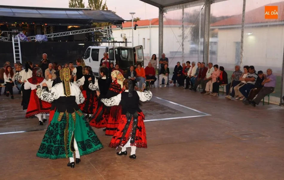 Varias personas bailando / Lydia González