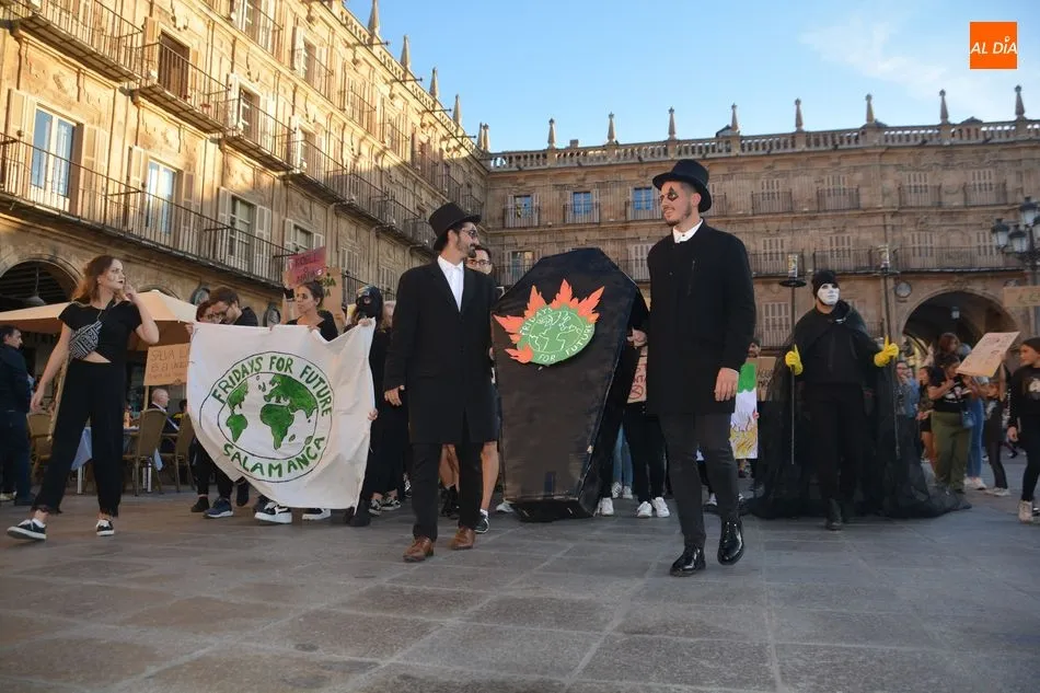 Foto 11 - Salamanca se echa a la calle por la&nbsp;manifestaci&oacute;n f&uacute;nebre a la Huelga Mundial por el Clima&nbsp;