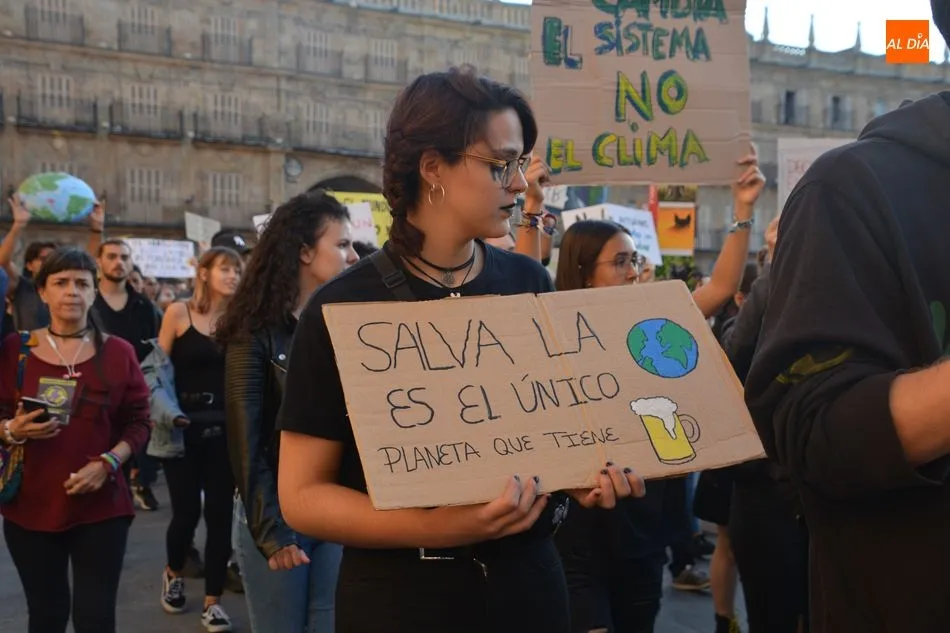 Foto 10 - Salamanca se echa a la calle por la&nbsp;manifestaci&oacute;n f&uacute;nebre a la Huelga Mundial por el Clima&nbsp;