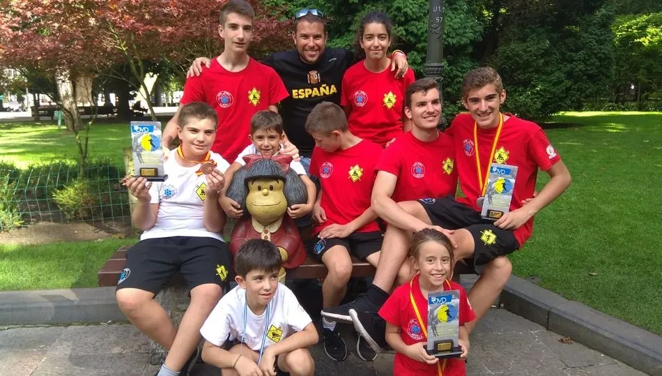 Equipo del Club de Esquí La Covtilla en Oviedo