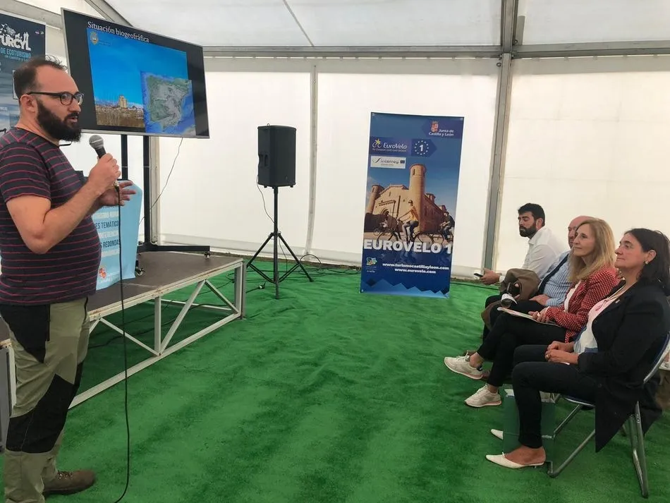Santiago Dominguez, técnico de Medio Ambiente, durante la conferencia en Naturcyl