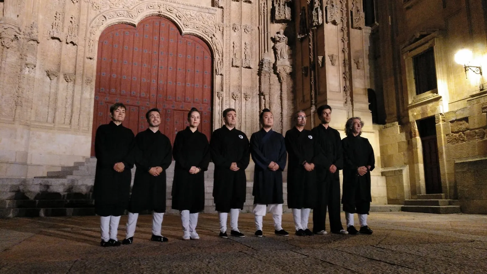 El maestro, junto a sus compañeros