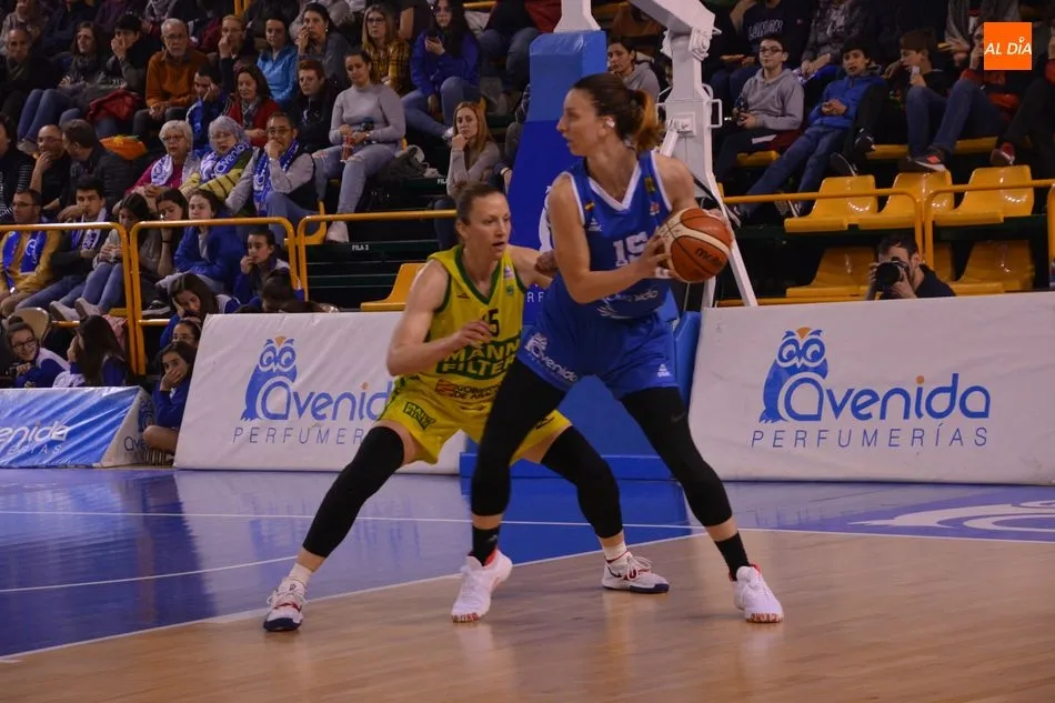Laura Gil protege el balón ante una jugadora del Mann Filter Casablanca / Archivo
