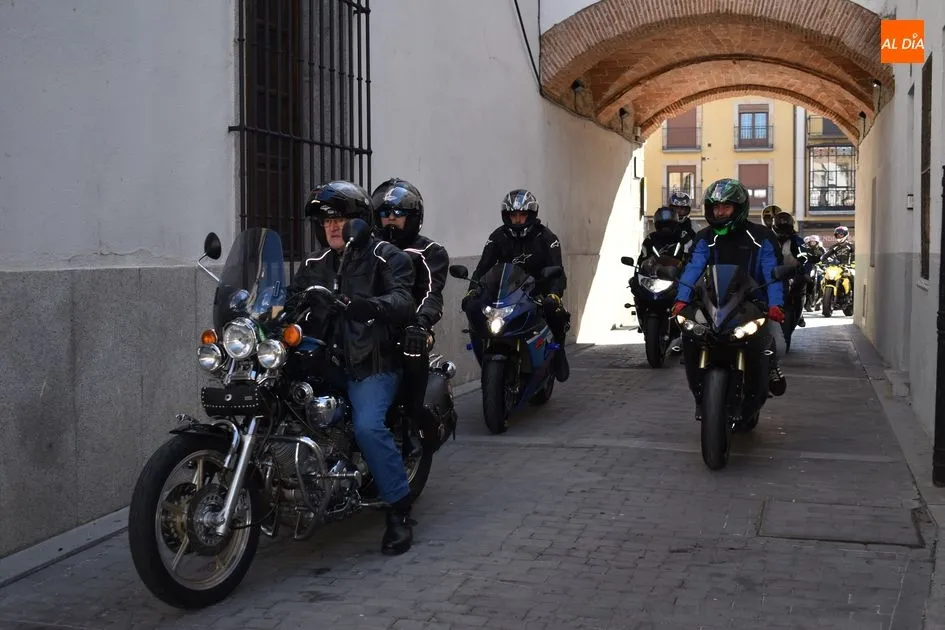 Foto 11 - Ciento ochenta motos inundan y rugen en Alba de Tormes  