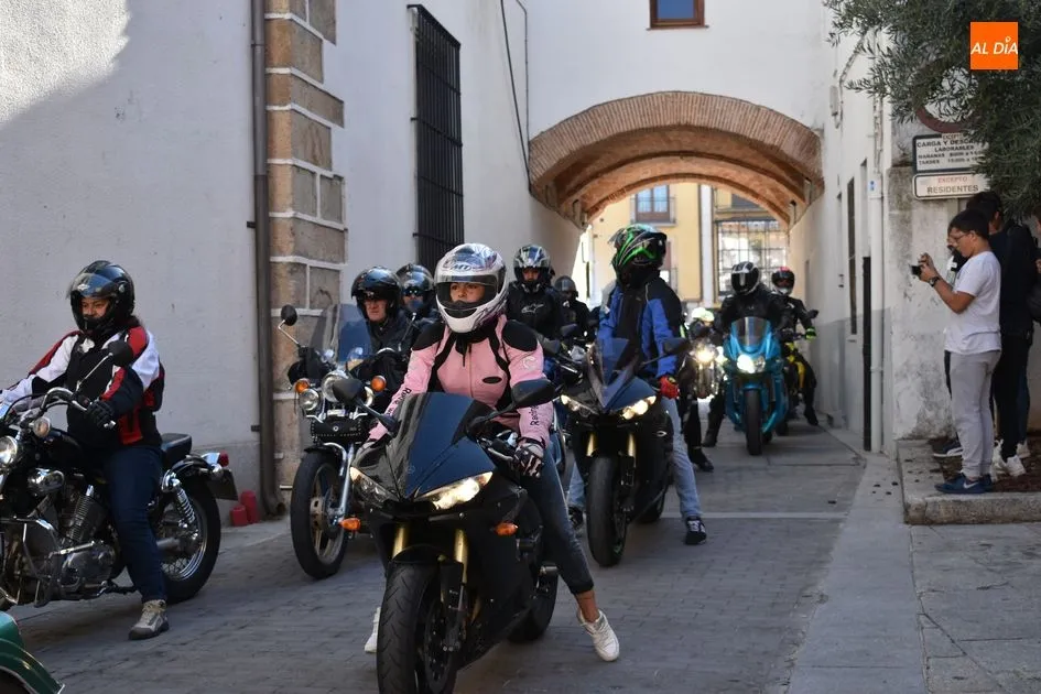 Foto 7 - Ciento ochenta motos inundan y rugen en Alba de Tormes  