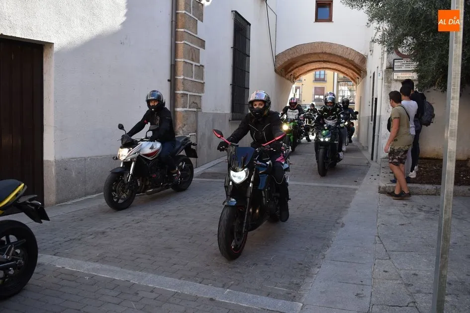 Foto 3 - Ciento ochenta motos inundan y rugen en Alba de Tormes  