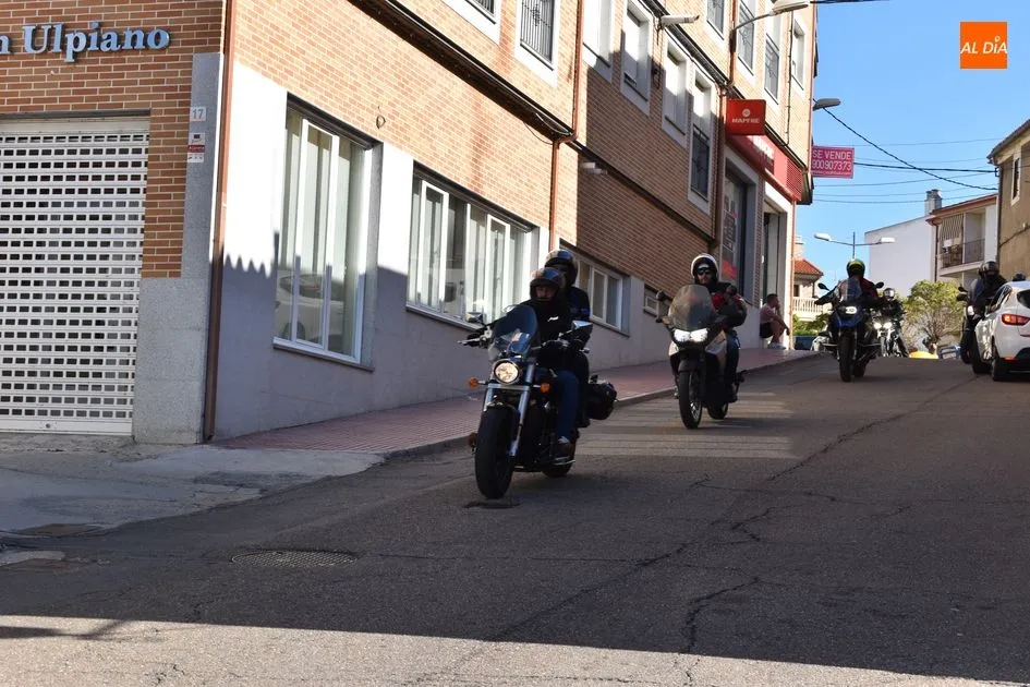 Foto 8 - Ciento ochenta motos inundan y rugen en Alba de Tormes  