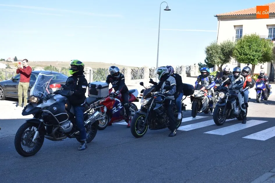 Foto 4 - Ciento ochenta motos inundan y rugen en Alba de Tormes  