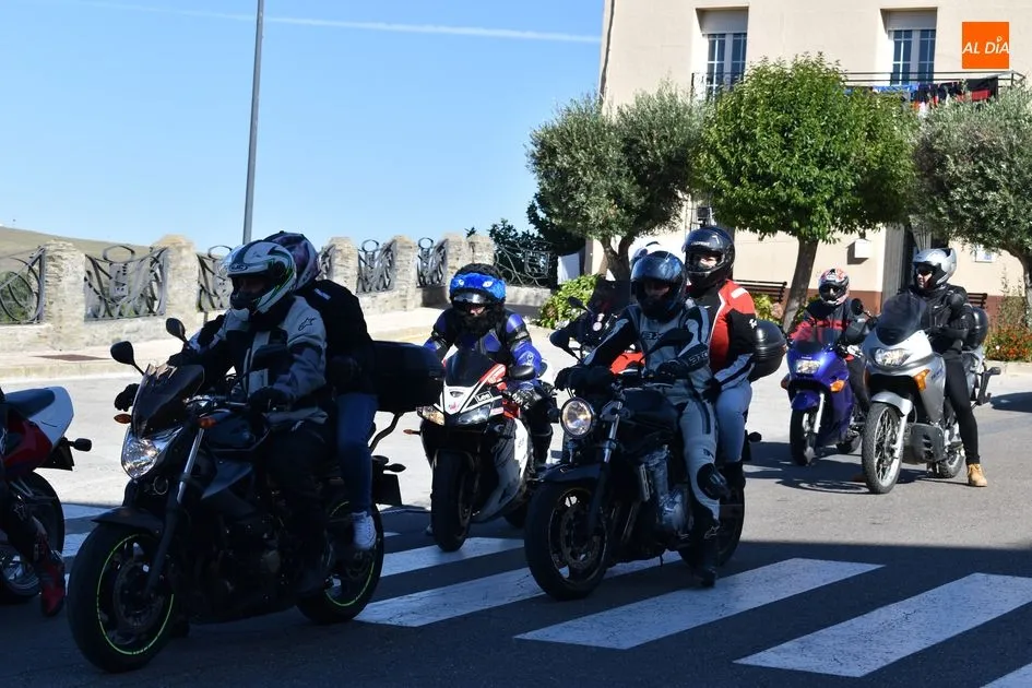 Foto 2 - Ciento ochenta motos inundan y rugen en Alba de Tormes  