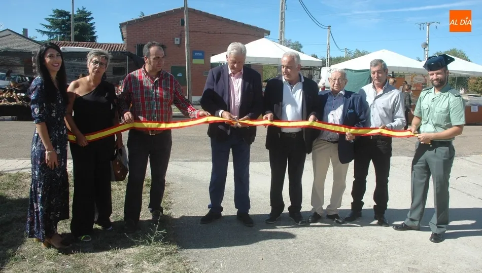 El alcalde, Teófilo Vicente, era el encargado de cortar la cinta inaugural