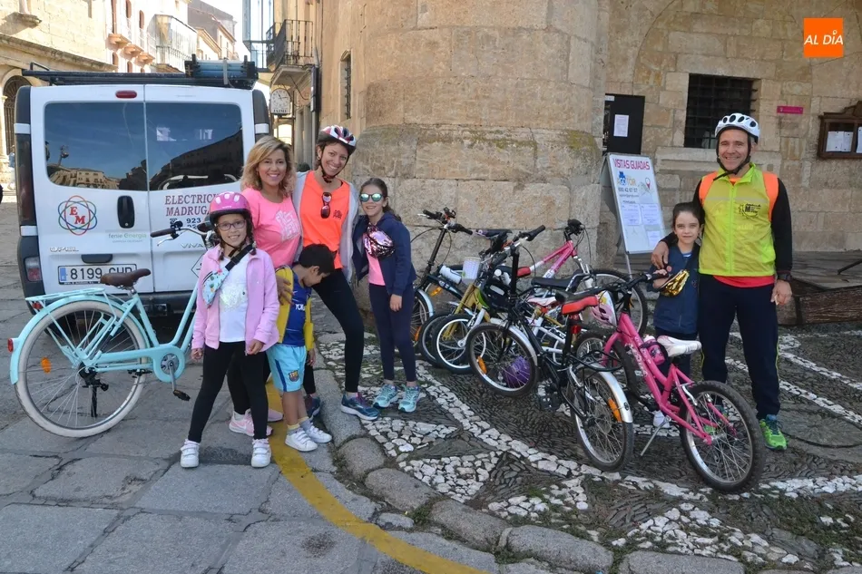 Unas 85 personas desayunan gratis por subir a la Plaza Mayor en bici  