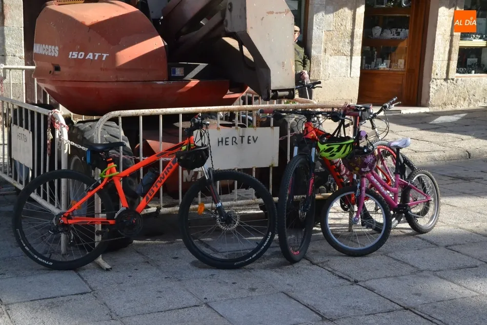Foto 6 - Unas 85 personas desayunan gratis por subir a la Plaza Mayor en bici  