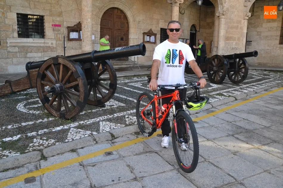 Foto 3 - Unas 85 personas desayunan gratis por subir a la Plaza Mayor en bici  
