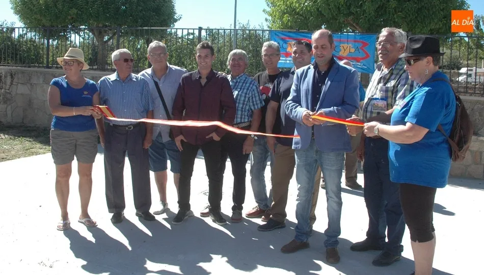El alcalde, Ismael García, cortaba la cinta inaugural