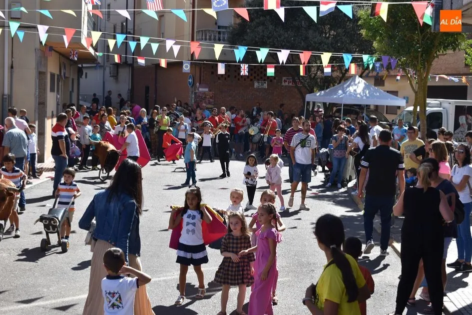 Los vecinos del barrio San Miguel disfrutaron de cabezudos y carretones